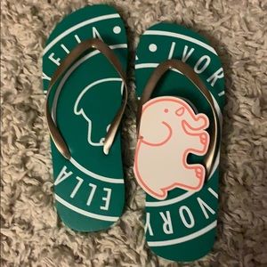 New ivory Ella green flip flops size 7